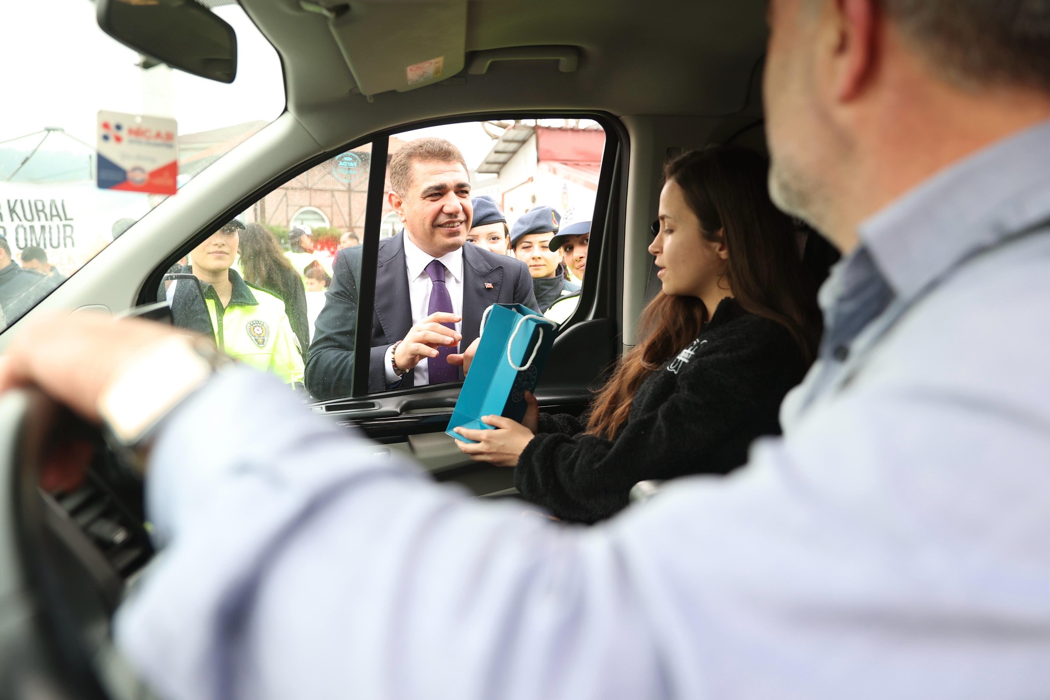 VALİ ASLAN SÜRÜCÜLERİN KEMERLERİNİ TAKIP TAKMADIKLARINI DENETLEDİ!