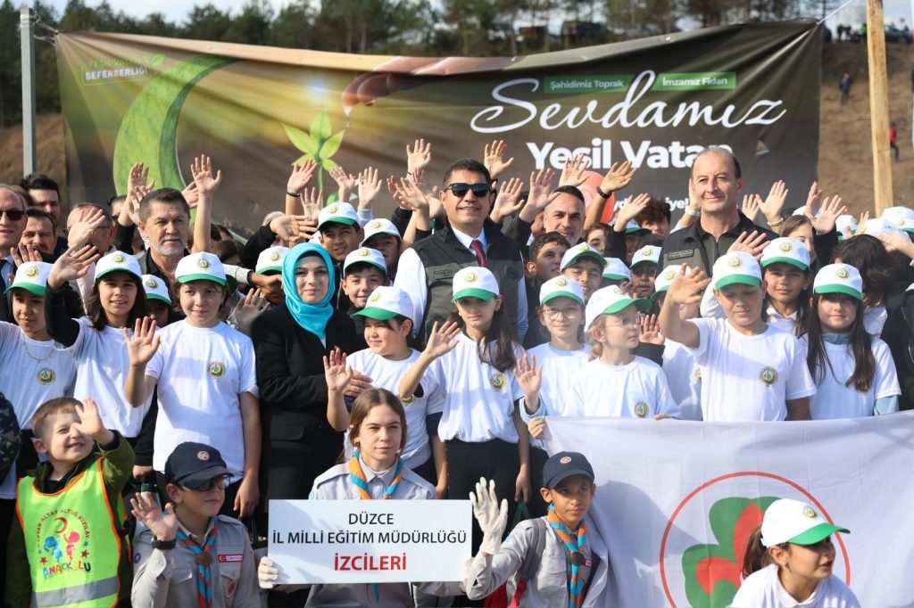 DÜZCE GÜNDEMİ DÜZCE’DE 43 BİN FİDAN TOPRAKLA BULUŞTU!