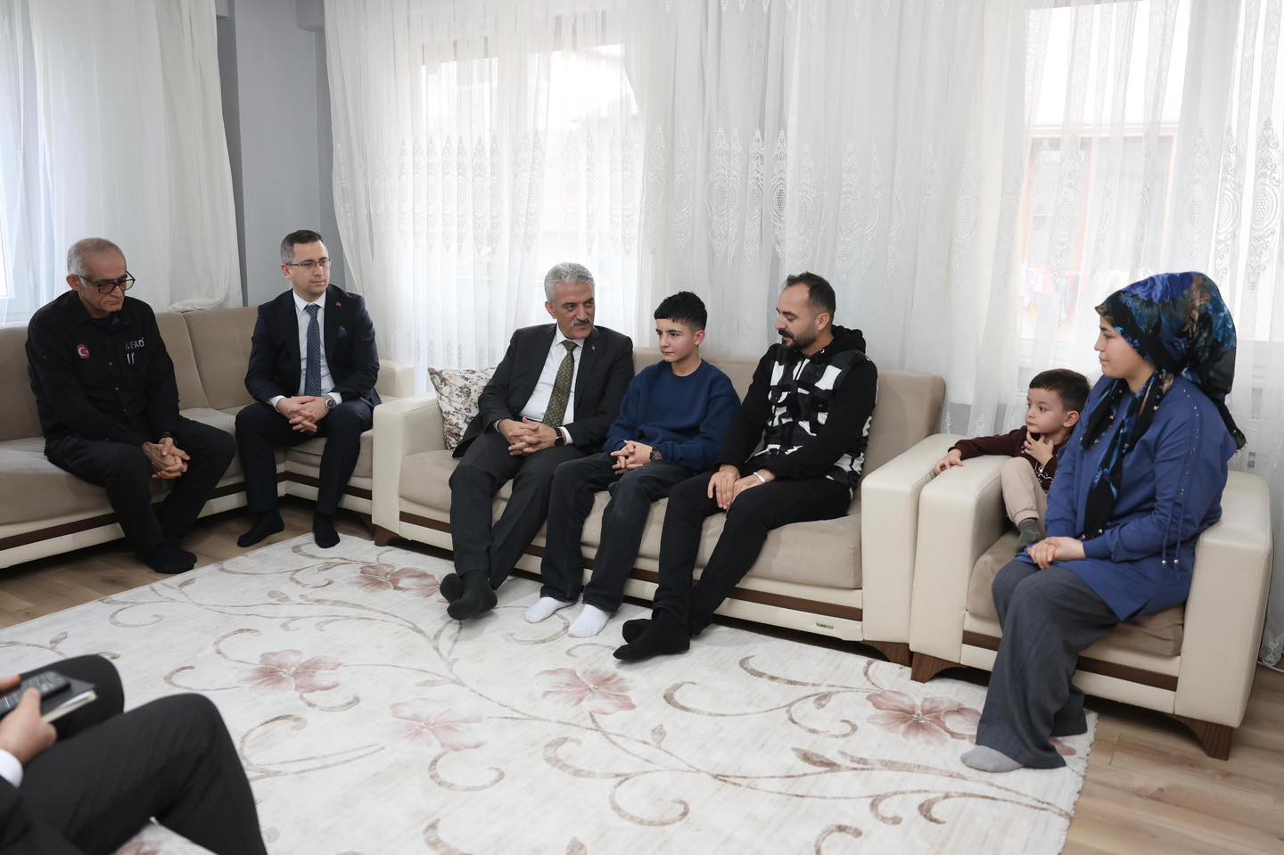 VALİ MAKAS’TAN DEPREMZEDE AİLEYE ZİYARET!