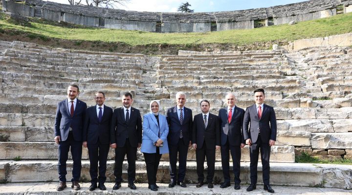 BAKAN GÜRLEK ANTİK KENTE HAYRAN KALDI!