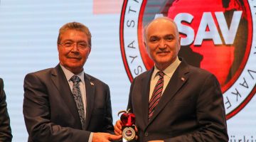 ASAD VE ASAV’DAN BAŞKAN ÖZLÜ’YE ‘KIZIL ELMA’ ÖDÜLÜ!