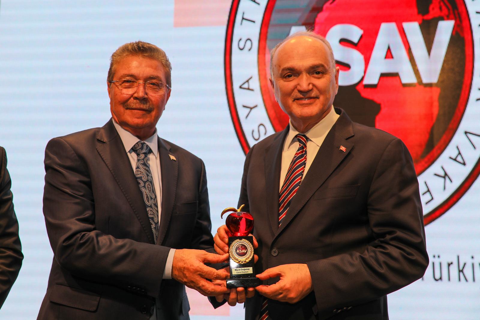 ASAD VE ASAV’DAN BAŞKAN ÖZLÜ’YE ‘KIZIL ELMA’ ÖDÜLÜ!