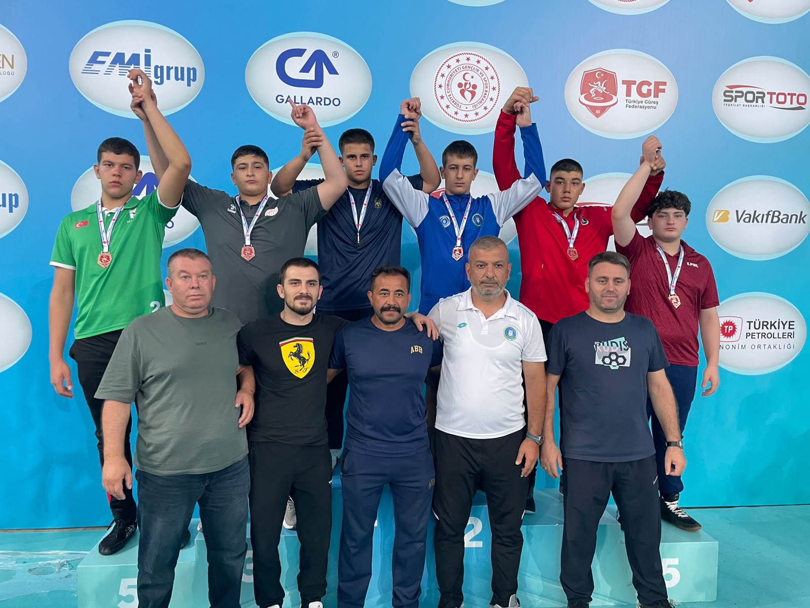 MİNİKLER GÜREŞ’TE TÜRKİYE ŞAMPİYONLUĞU GELDİ!